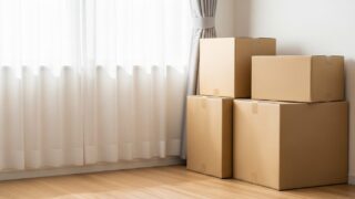 引越しの準備を簡単に進める、片付いた日本の部屋と無地の段ボール