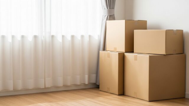 引越しの準備を簡単に進める、片付いた日本の部屋と無地の段ボール
