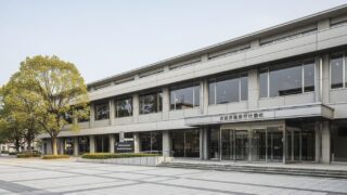 日本の市役所の外観