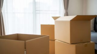 新居で荷ほどきを始めた無地の段ボール箱