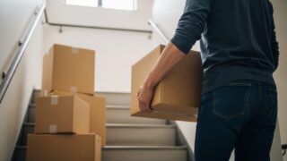 階段で段ボールを運ぶ引越しスタッフ