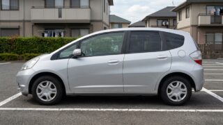 新居の駐車場に停めた車と車庫証明の住所変更