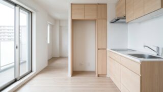 新居のキッチンにある冷蔵庫を置くための空きスペース