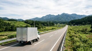 長距離を走る引越しトラックのイメージ