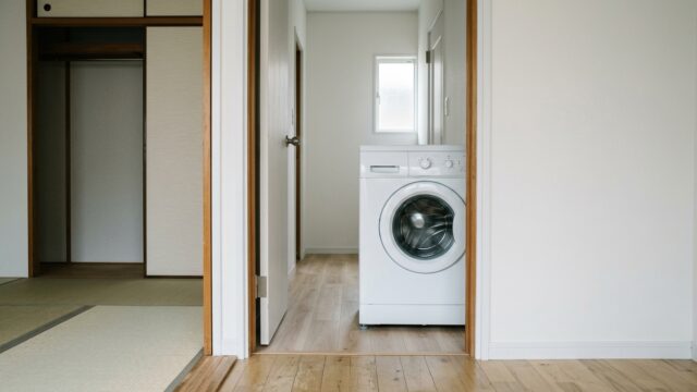 新居の室内ドアの手前に置かれた洗濯機